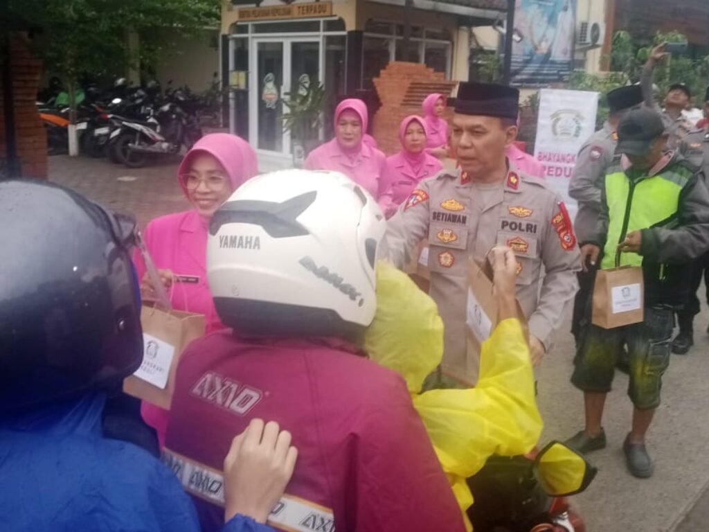 Polsek Cipatat dan Bhayangkari Berbagi Kebahagiaan di Bulan Ramadhan dengan Bagikan Takjil dan Santuni Anak Yatim