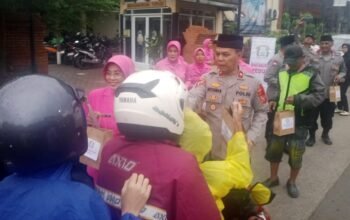 Polsek Cipatat dan Bhayangkari Berbagi Kebahagiaan