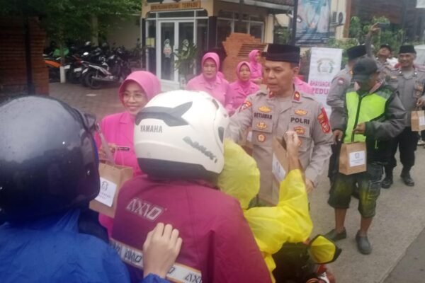 Polsek Cipatat dan Bhayangkari Berbagi Kebahagiaan di Bulan Ramadhan dengan Bagikan Takjil dan Santuni Anak Yatim