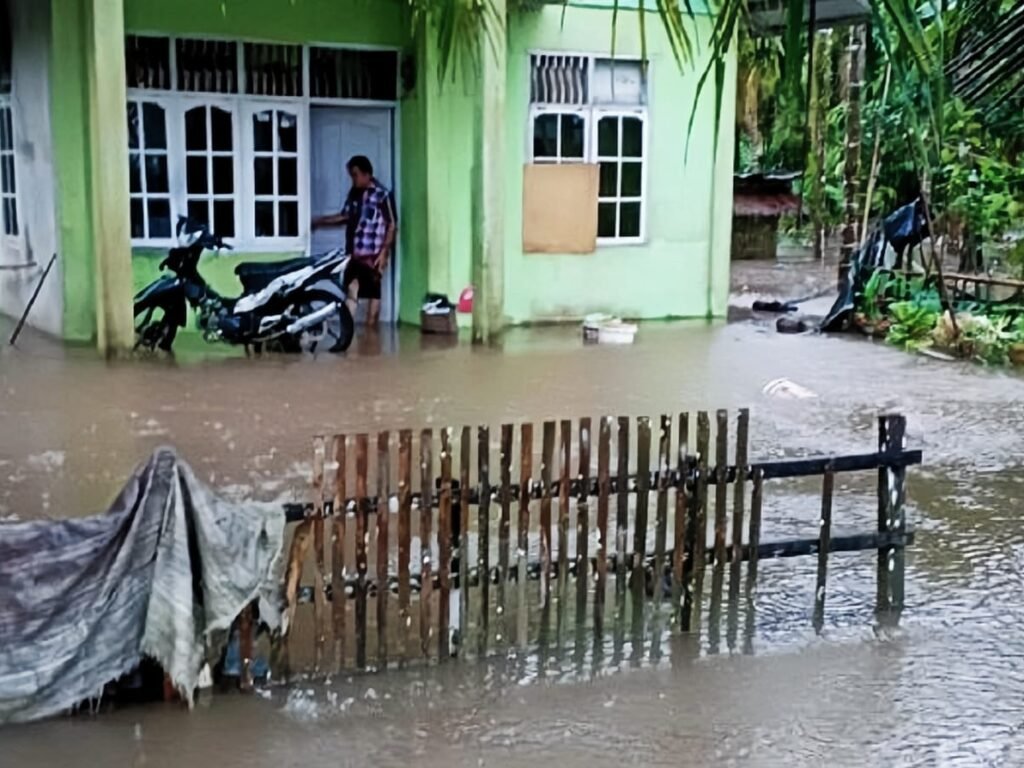 Banjir di Kampung Pensiunan Cisarua, 423 Jiwa Terdampak, Bupati Bogor Tinjau Lokasi dan Berikan Bantuan
