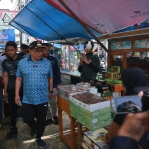 Bupati Garut Ingatkan PKL di Jalan Ciledug: Bupati Garut, Abdusy Syakur Amin, melakukan peninjauan langsung ke lokasi Pedagang Kaki Lima.