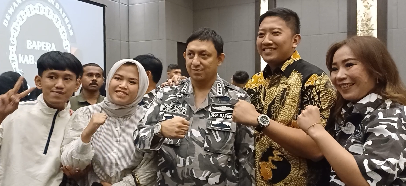 Ketua Umum Ormas Bapera, Fahd A Rafiq secara khusus datang ke Garut guna memberikan dukungan kepada L Putri Karlina sebagai salah satu kandidat Bupati atau Wakil Bupati Garut periode 2024-2029. Kini, nama Fahd A Rafiq dituding sebagai salah satu pihak yang menerima aliran dana dugaan korupsi oplos BBM. (Ft: asep ahmad)