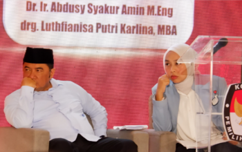 Bupati dan Wakil Bupati Garut terpilih, A Syakur Amien dan L Putri Karlina saat mengikuti debat Cabup dan Cawabup Pilkada Garut yang diselenggarakan KPU Garut beberapa waktu lalu di Hotel Santika Garut. Nama Ayah dari Wakil Bupati Garut terpilih, L Putri Karlina yakni Irjen Pol Karyoto serta salah satu Ketua Umum ormas di Indonesia, Fahd A Rafiq dituding sejumlah akun medsos ada di pusaran dugaan korupsi Oplos BBM Pertamina Patra Niaga yang kini sedang diusut oleh Kejagung RI. Sampai saat ini, kedua politisi tersebut belum merespon konfirmasi yang disampaikan media ini. (Ft: dok)