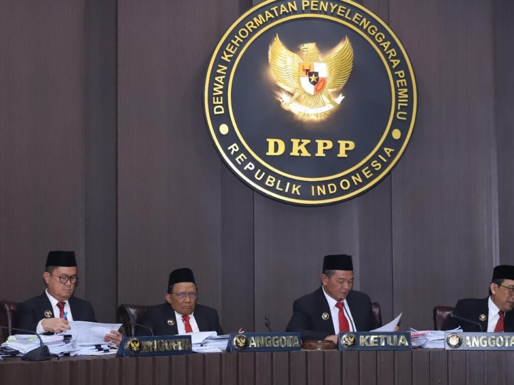 Terbukti Langgar Kode Etik DKPP Berhentikan Tetap Ketua dan Tiga Anggota KPU 
