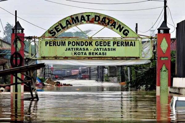 Dampak Banjir di Jatiasih, Kota Bekasi Ketinggian Hampir 4 Meter