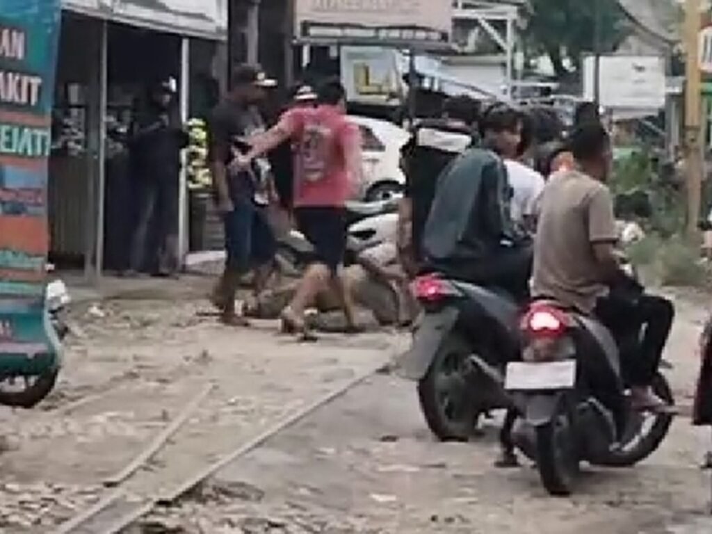 Viral: Tarik Kendaraan Sembarangan, Debt collector Diamuk Massa Hingga Babak belur