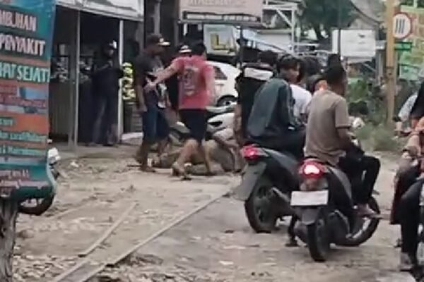Viral: Tarik Kendaraan Sembarangan, Debt collector Diamuk Massa Hingga Babak belur