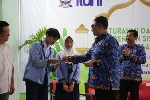 ILUNI SMPN 2 Garut Gelar Bakti Sosial di Bulan Ramadan, Bupati Ajak Siswa Jadi Generasi Hebat