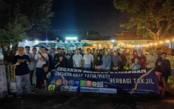 KOMPAK: Berbagai komunitas dan UMKM di Kabupaten Purwakarta bersatu dan menggelar kegiatan Ramadhan 2025. Mereka membuat gebrakan dan kekompakan yang membantu anak-anak yatim dan piatu dengan berbagi takjil. (Ft: dok)