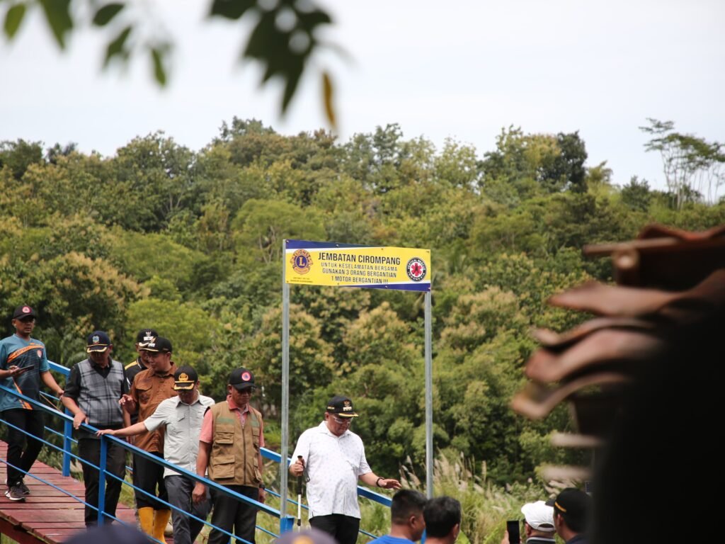 Bupati Garut Tinjau Pembangunan Jembatan dan Relokasi Korban Bencana Tanah Bergerak
