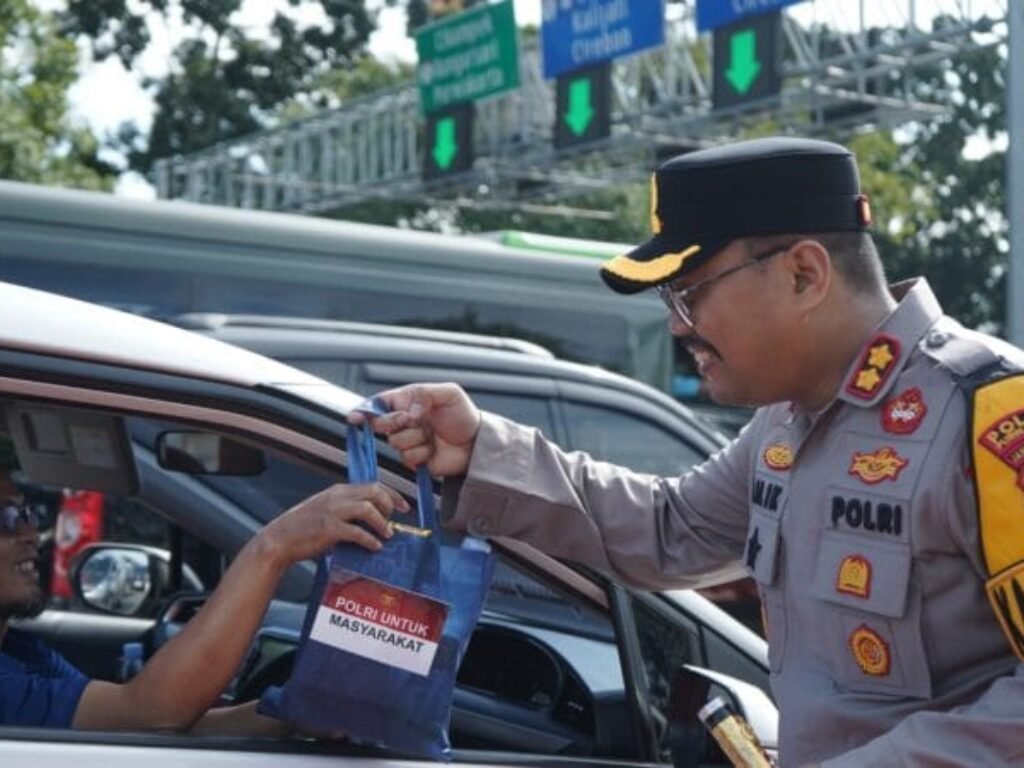 Kapolres Purwakarta Bagikan Bingkisan kepada Pemudik di Jalur One Way Tol Cipali KM 70, Pastikan Mudik Aman dan Nyaman