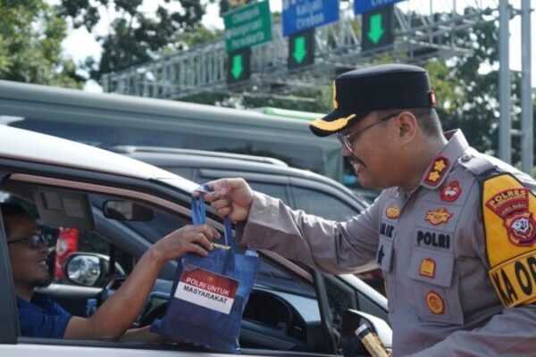 Kapolres Purwakarta Bagikan Bingkisan kepada Pemudik di Jalur One Way Tol Cipali KM 70, Pastikan Mudik Aman dan Nyaman