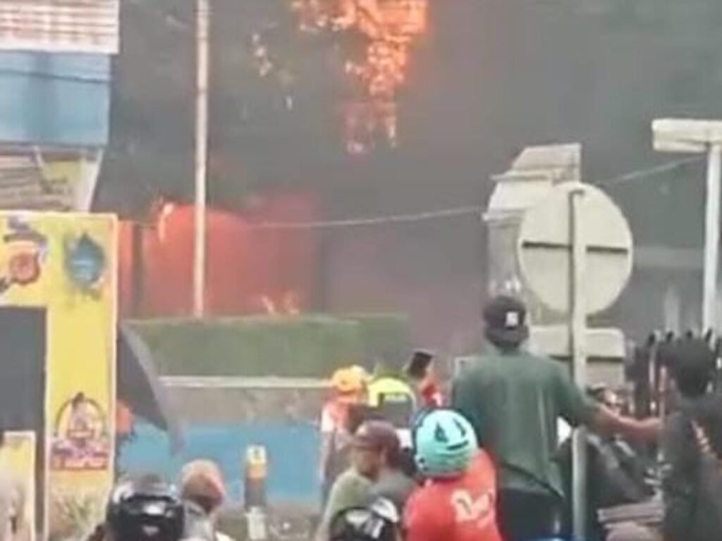 Kebakaran Hebat Hanguskan 169 Kios di Pasar Jumaah Purwakarta, Tidak Ada Korban Jiwa