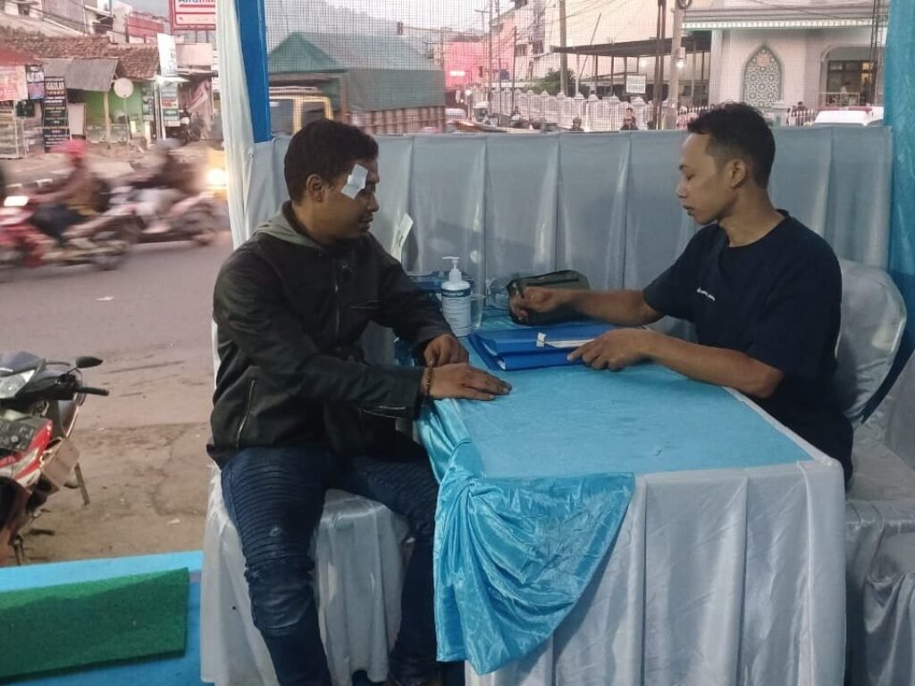 Kesigapan Tim Medis Pos Pengamanan Malangbong Tangani Pengendara Terjatuh Jelang Lebaran