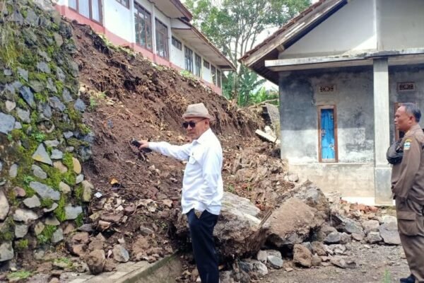 Longsor di Cilawu Timpa Rumah Warga, Camat Langsung Turun Tangan