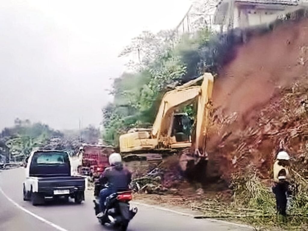 Longsor Tutup Sebagian Jalan Raya Puncak, Satlantas Lakukan Rekayasa Lalu Lintas, Pengendara Diminta Waspada