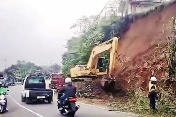 Longsor Tutup Sebagian Jalan Raya Puncak, Satlantas Lakukan Rekayasa Lalu Lintas, Pengendara Diminta Waspada