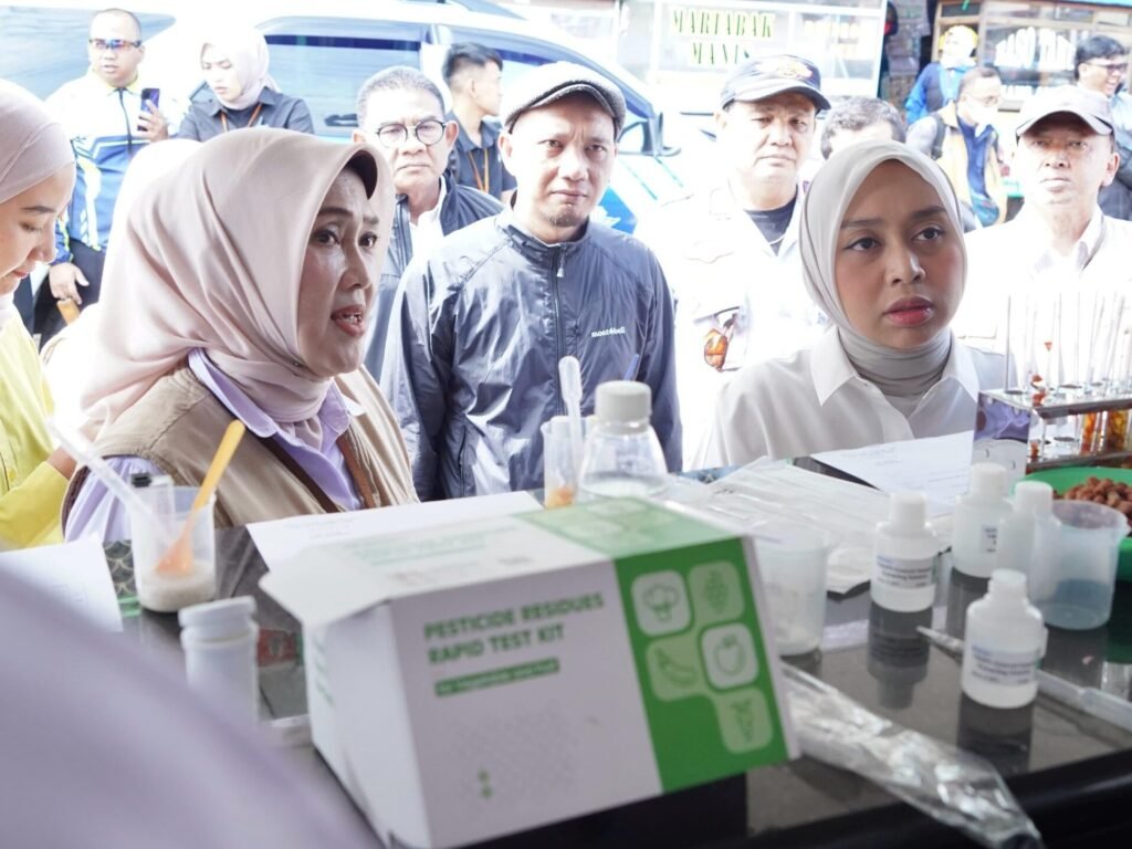 Pastikan Keamanan Pangan Hewani di Pasar Limbangan, Wakil Bupati Garut Bawa Mobil Laboratorium