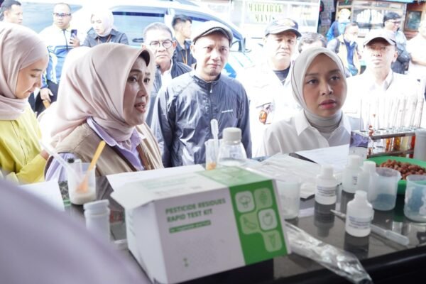 Pastikan Keamanan Pangan Hewani di Pasar Limbangan, Wakil Bupati Garut Bawa Mobil Laboratorium