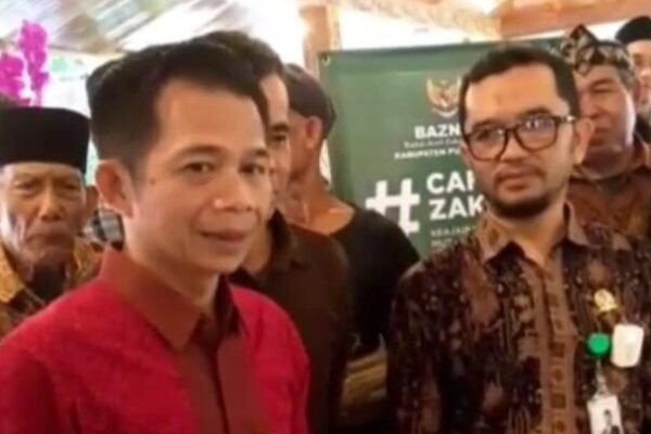 Bupati Purwakarta Berikan Santunan Zakat Fitrah Kepada Petugas Kebersihan, Tunjukkan Kebersamaan