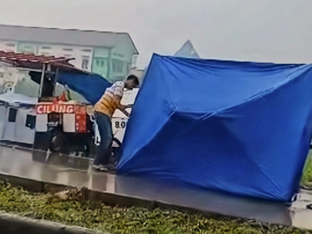 Angin Kencang dan Hujan Deras Porak-porandakan Pedagang Takjil di Jalan Ibrahim Aji, Garut