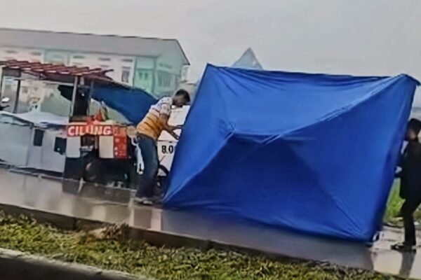 Angin Kencang dan Hujan Deras Porak-porandakan Pedagang Takjil di Jalan Ibrahim Aji, Garut