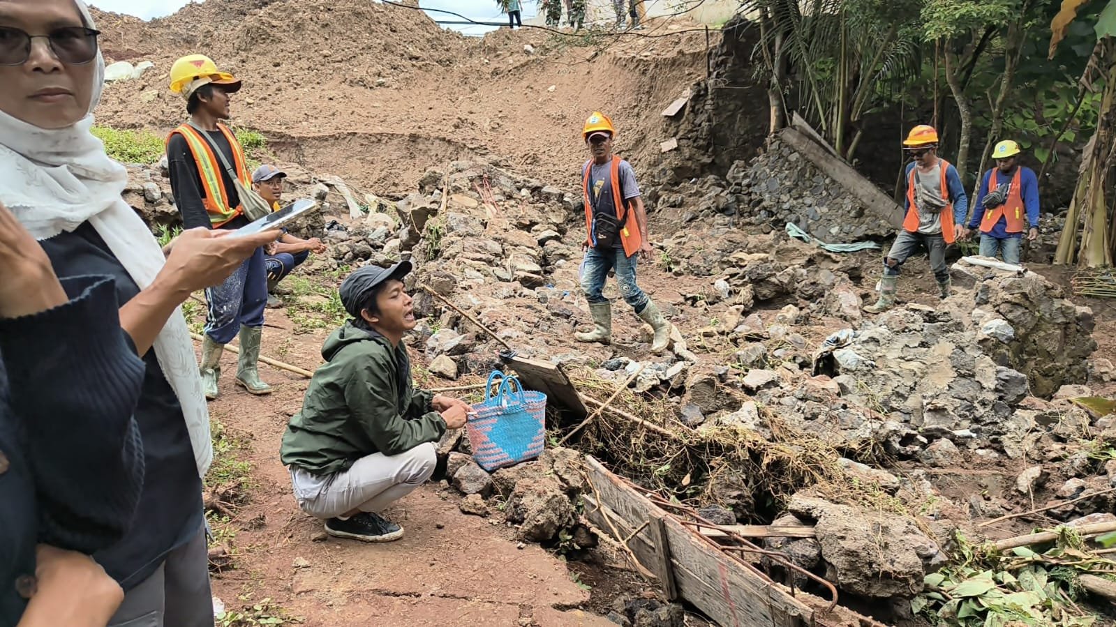 “Pekerja Pabrik Banyak Orang Jawa, Bukan Putra Daerah”. PT. Ultimate Noble Indonesia Cibatu garut