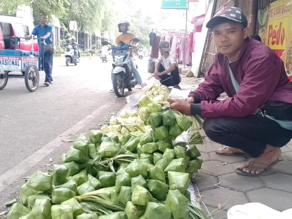 Pedagang Bunga dan Ketupat di Purwakarta Berseri Jelang Lebaran, Suasana Bahagia Menjelang Hari Kemenangan