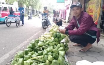 Pedagang Bunga dan Ketupat di Purwakarta Berseri