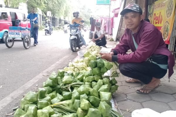 Pedagang Bunga dan Ketupat di Purwakarta Berseri Jelang Lebaran, Suasana Bahagia Menjelang Hari Kemenangan
