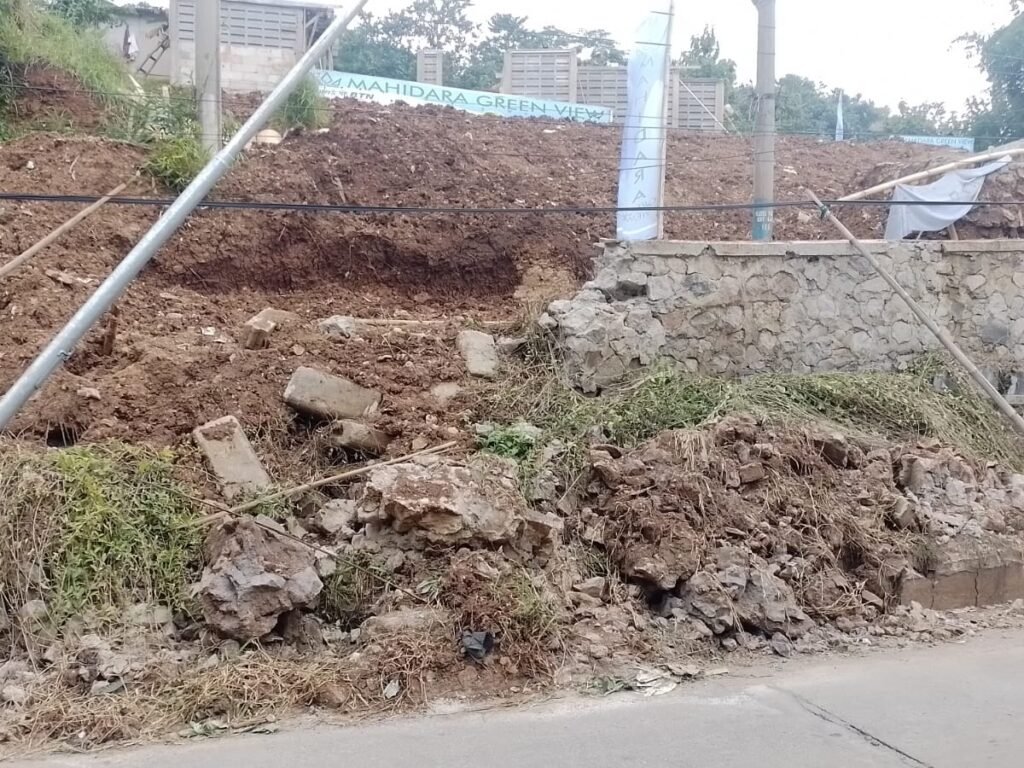 Longsoran TPT Perumahan Mahidara Green View di Cibiuk Ancam Keselamatan Pengguna Jalan, Warga Minta Segera Ditangani