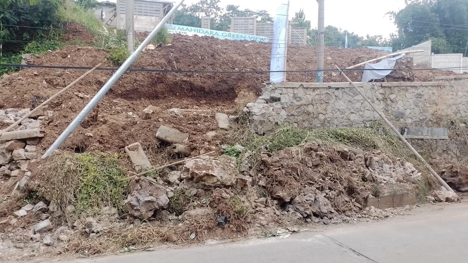 Longsoran TPT Perumahan Mahidara Green Ancam Keselamatan