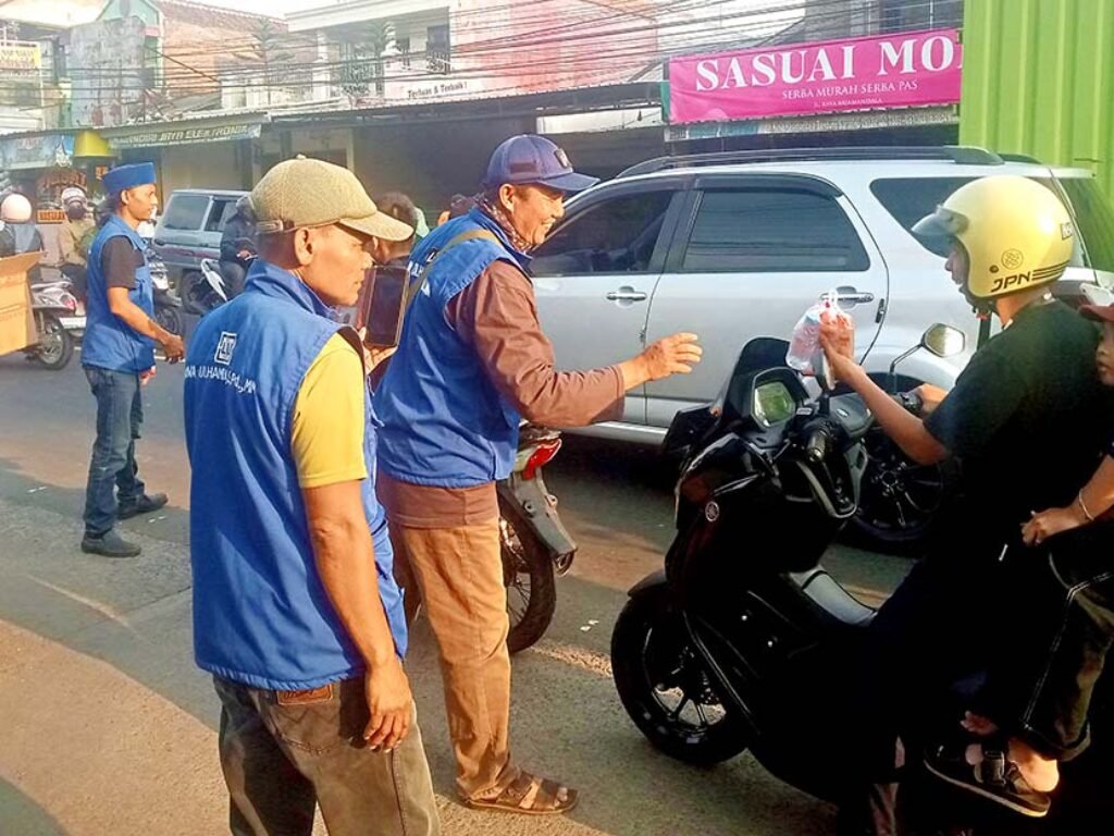 Relawan Liwa Ulhamdi Bagikan Ratusan Paket Takjil, Sebarkan Keberkahan di Bulan Suci Ramadhan