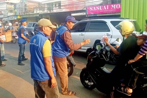 Relawan Liwa Ulhamdi Bagikan Ratusan Paket Takjil, Sebarkan Keberkahan di Bulan Suci Ramadhan