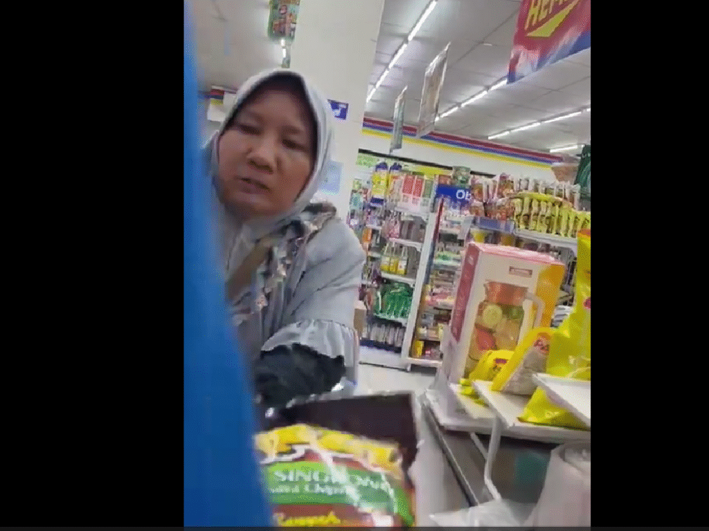 Viral Di Tiktok, Emak-emak Ngamuk Ogah Belanjaannya di Minimarket