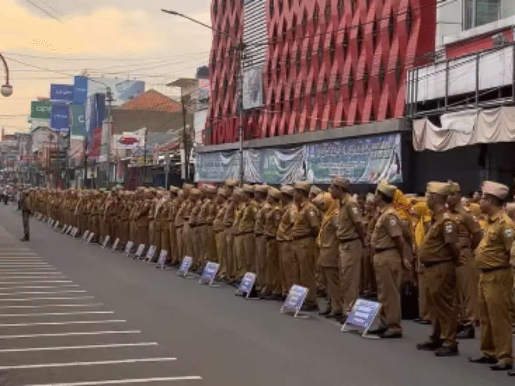 Apel Pagi Pemkab Garut di Jalan Raya Tuai Beragam Komentar, Netizen: Senin Depan Mah di Kebun