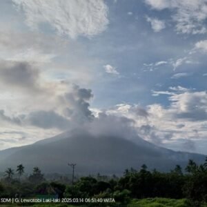 gunung lewotobi laiki-laki meletus