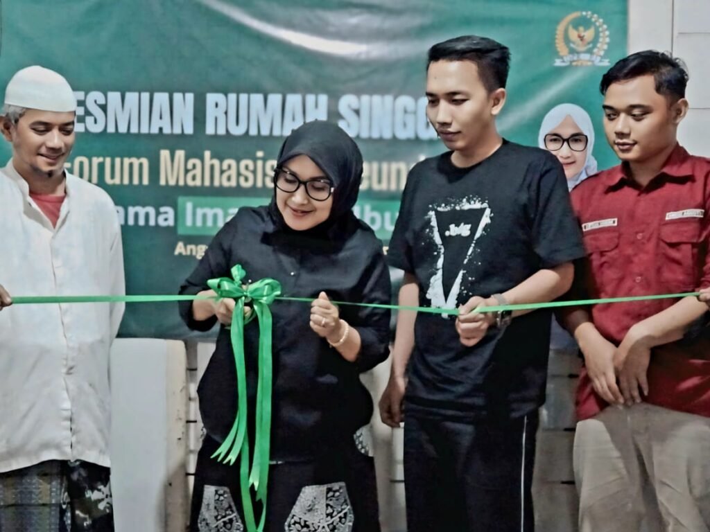 Hj. Imas Aan Ubudiah, S.Pd.I Resmikan Rumah Singgah Forum Mahasiswa Pendeuy