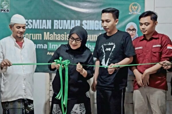Hj. Imas Aan Ubudiah, S.Pd.I Resmikan Rumah Singgah Forum Mahasiswa Pendeuy