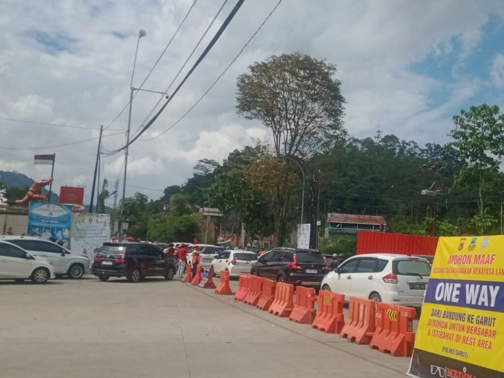 Arus Lalu Lintas di Jalur Mudik Garut Padat, One Way Berlaku di Beberapa Titik