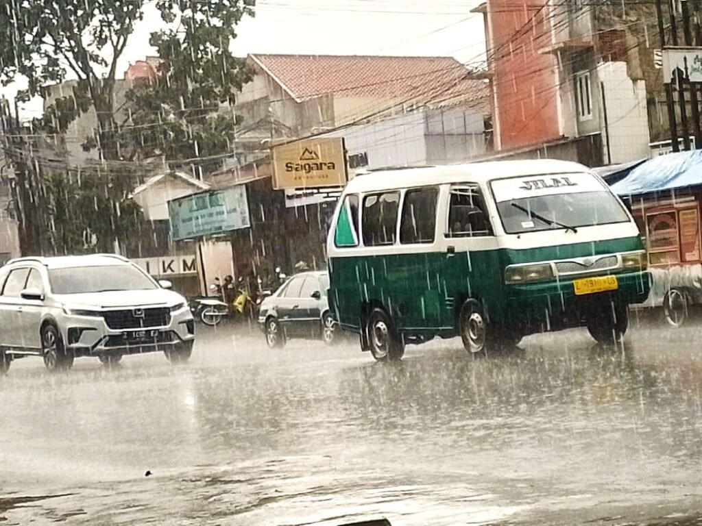 Hujan Deras Guyur Jalur Mudik Garut, Polisi Terapkan One Way Sepenggal untuk Urai Kepadatan