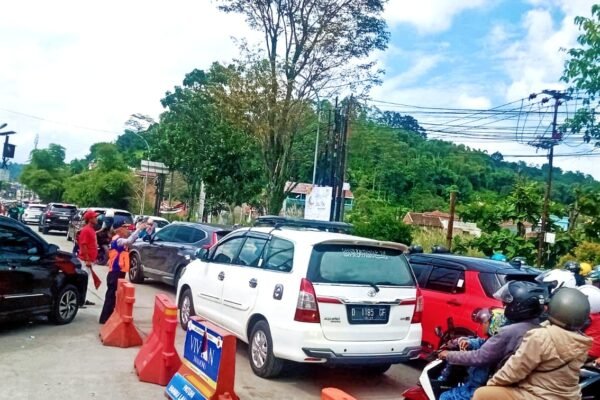 Volume Kendaraan Arus Balik Mulai Padati Jalur Nagreg Sejak Kamis Malam