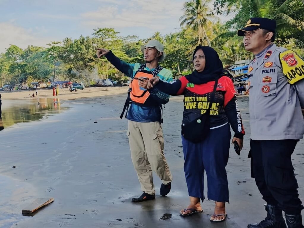 Akibat Cuaca Ekstrem Pantai Rancabuaya Garut, Polisi Larang Wisatawan Berenang dan Patroli Intensif Dilakukan