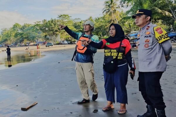 Akibat Cuaca Ekstrem Pantai Rancabuaya Garut, Polisi Larang Wisatawan Berenang dan Patroli Intensif Dilakukan