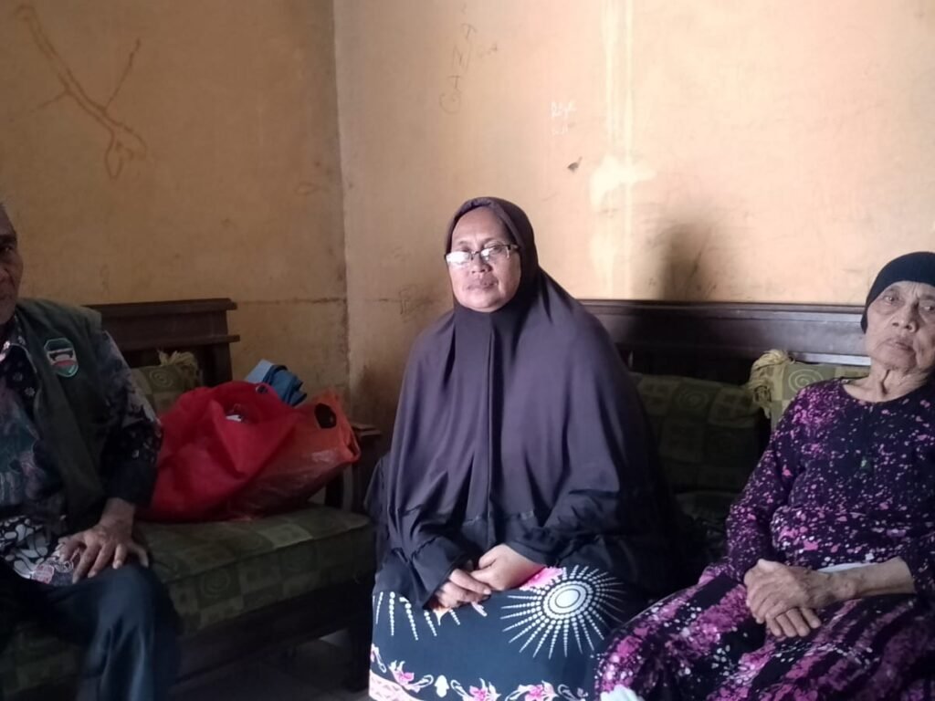 Kepala Desa Bunder Purwakarta Berkolaborasi dengan Warga Rehab Rumah Tidak Layak Huni