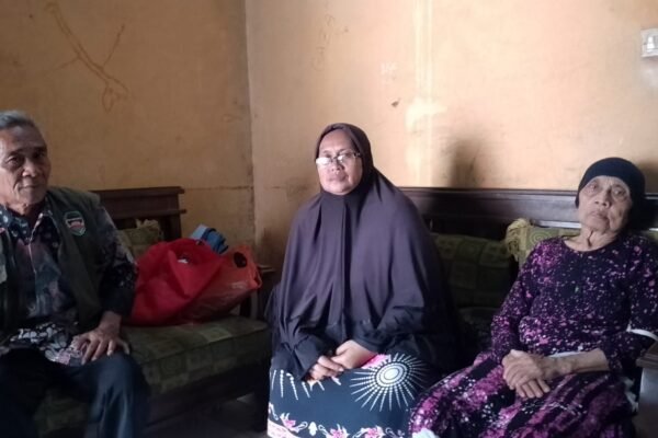 Kepala Desa Bunder Purwakarta Berkolaborasi dengan Warga Rehab Rumah Tidak Layak Huni