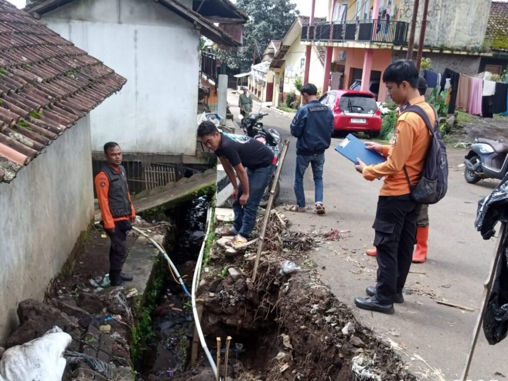 Akibat Hujan Deras yang Mengguyur Pasirwangi Garut Tiga Rumah Rusak dan Sebuah Kolam Jebol, Kerugian Ditaksir Puluhan Juta Rupiah