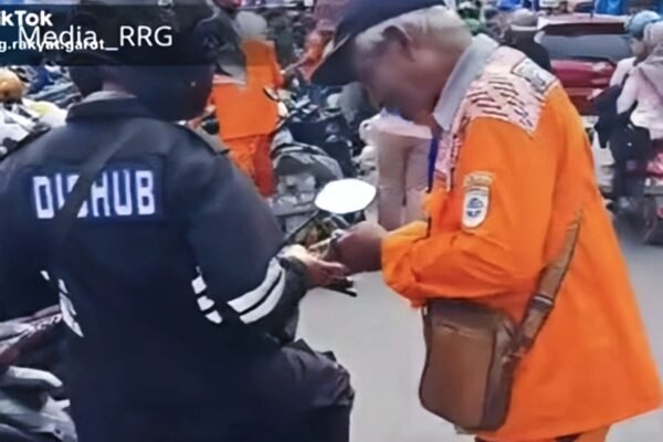 Pak Bupati, Ibu Wabup, Petugas Dishub Garut Pungut Uang dari Jukir ini Pungli? Kadishub Beladiri “Bank Tutup”