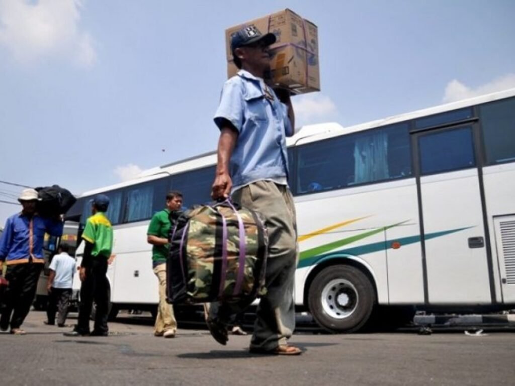 Anjloknya Pemudik Lebaran 2025: Cerminan Ekonomi Melemah?