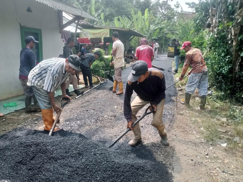 Pemdes Kertamukti Hotmix 470 Meter Jalan Desa di Kampung Sinarsari